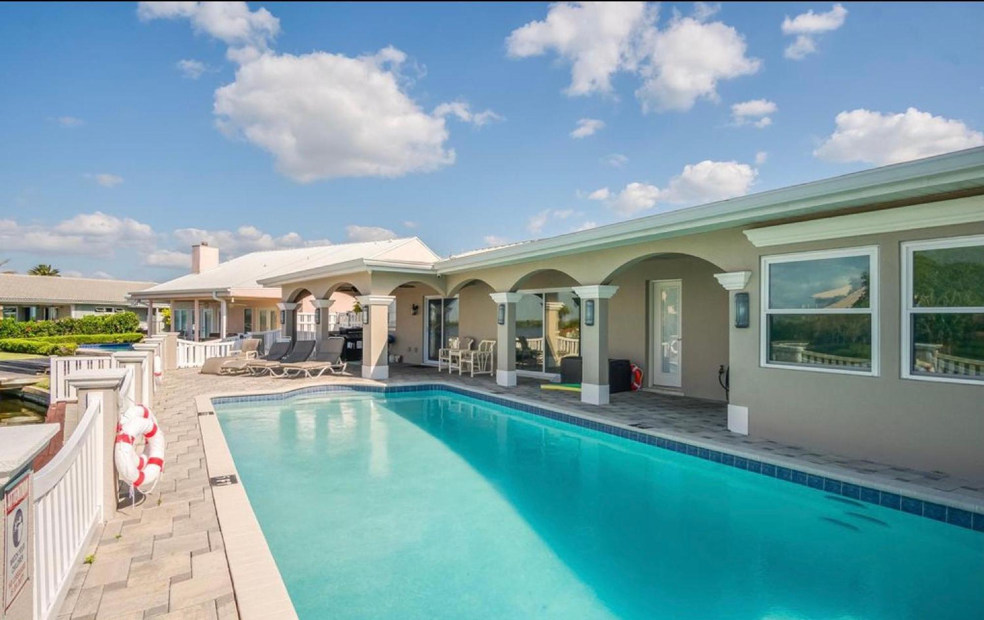 Dolphin Cove In Cocoa Beach Fl Exterior photo